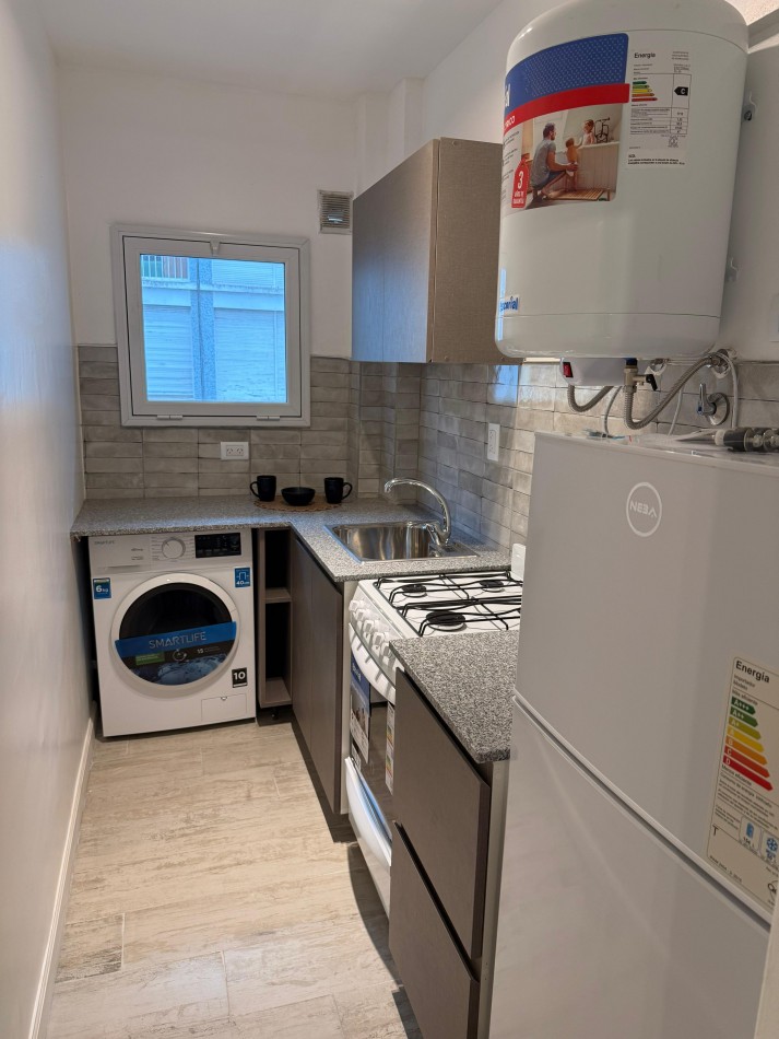 Departamento un ambiene y medio a la calle con balcon saliente. Reciclado y amoblado. Aldrey