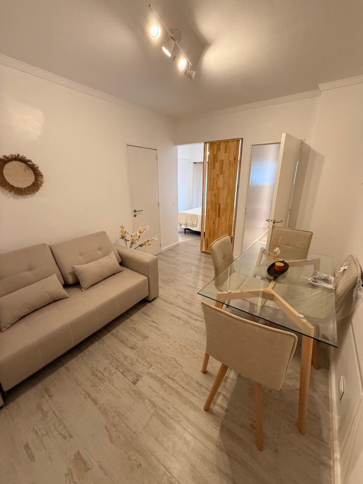 Departamento un ambiene y medio a la calle con balcon saliente. Reciclado y amoblado. Aldrey