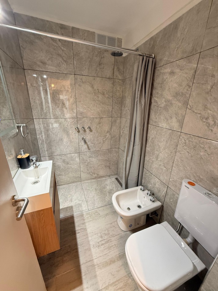 Departamento un ambiene y medio a la calle con balcon saliente. Reciclado y amoblado. Aldrey