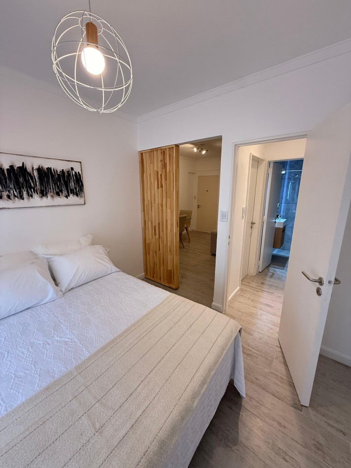 Departamento un ambiene y medio a la calle con balcon saliente. Reciclado y amoblado. Aldrey