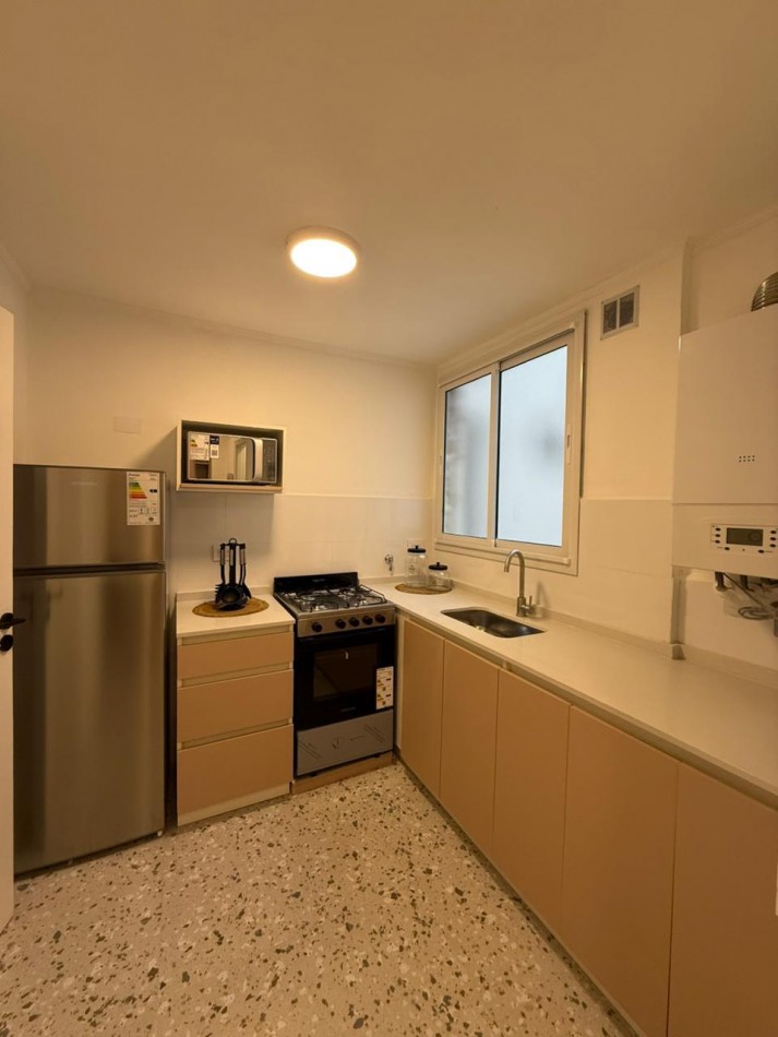 DEPARTAMENTO TRE AMBIENTES A LA CALLE CON BALCON TERRAZA CON VISTA LATERALA PLAZA COLON Y AL MAR.  RECICLADO Y AMOBLADO. OPCION COCHERA