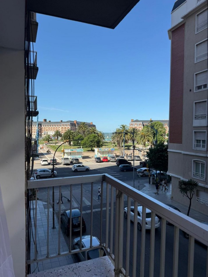 DEPARTAMENTO TRE AMBIENTES A LA CALLE CON BALCON TERRAZA CON VISTA LATERALA PLAZA COLON Y AL MAR.  RECICLADO Y AMOBLADO. OPCION COCHERA