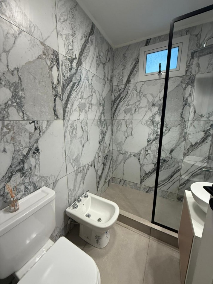 DEPARTAMENTO TRE AMBIENTES A LA CALLE CON BALCON TERRAZA CON VISTA LATERALA PLAZA COLON Y AL MAR.  RECICLADO Y AMOBLADO. OPCION COCHERA