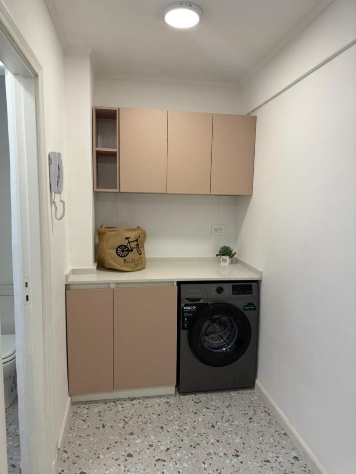 DEPARTAMENTO TRE AMBIENTES A LA CALLE CON BALCON TERRAZA CON VISTA LATERALA PLAZA COLON Y AL MAR.  RECICLADO Y AMOBLADO. OPCION COCHERA