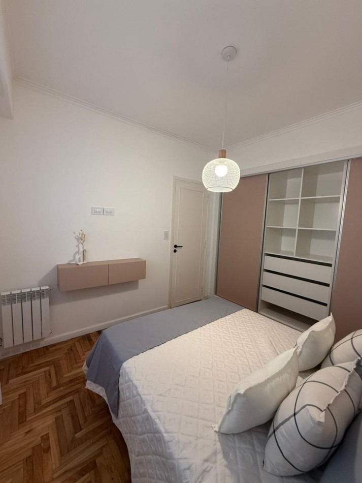 DEPARTAMENTO TRE AMBIENTES A LA CALLE CON BALCON TERRAZA CON VISTA LATERALA PLAZA COLON Y AL MAR.  RECICLADO Y AMOBLADO. OPCION COCHERA