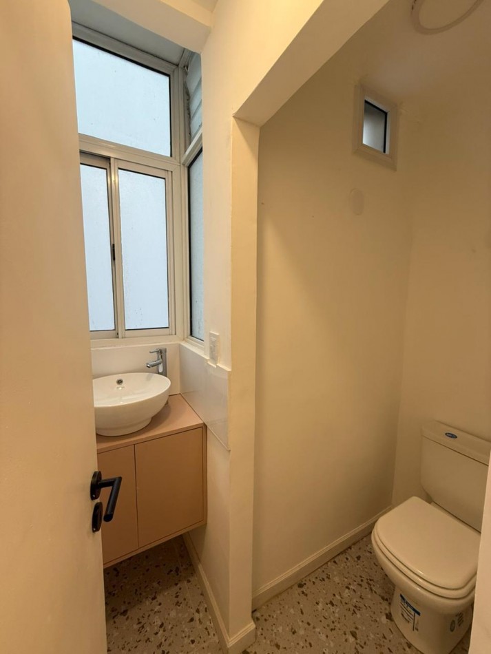 DEPARTAMENTO TRE AMBIENTES A LA CALLE CON BALCON TERRAZA CON VISTA LATERALA PLAZA COLON Y AL MAR.  RECICLADO Y AMOBLADO. OPCION COCHERA