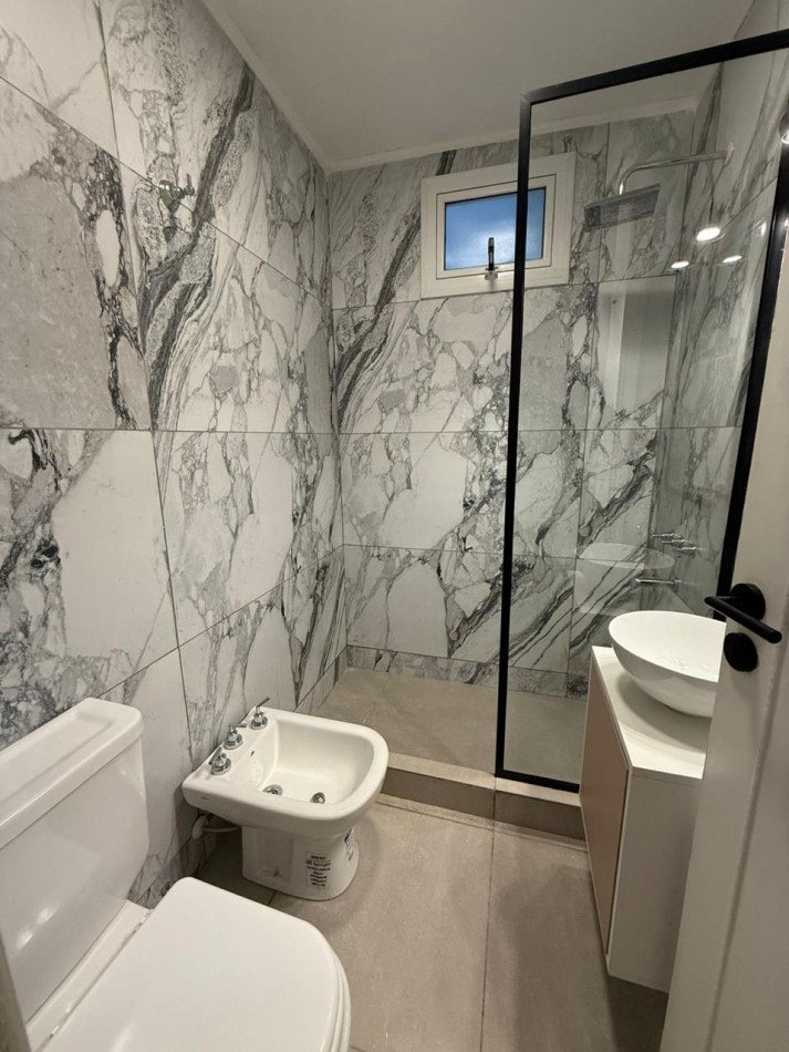 DEPARTAMENTO TRE AMBIENTES A LA CALLE CON BALCON TERRAZA CON VISTA LATERALA PLAZA COLON Y AL MAR.  RECICLADO Y AMOBLADO. OPCION COCHERA