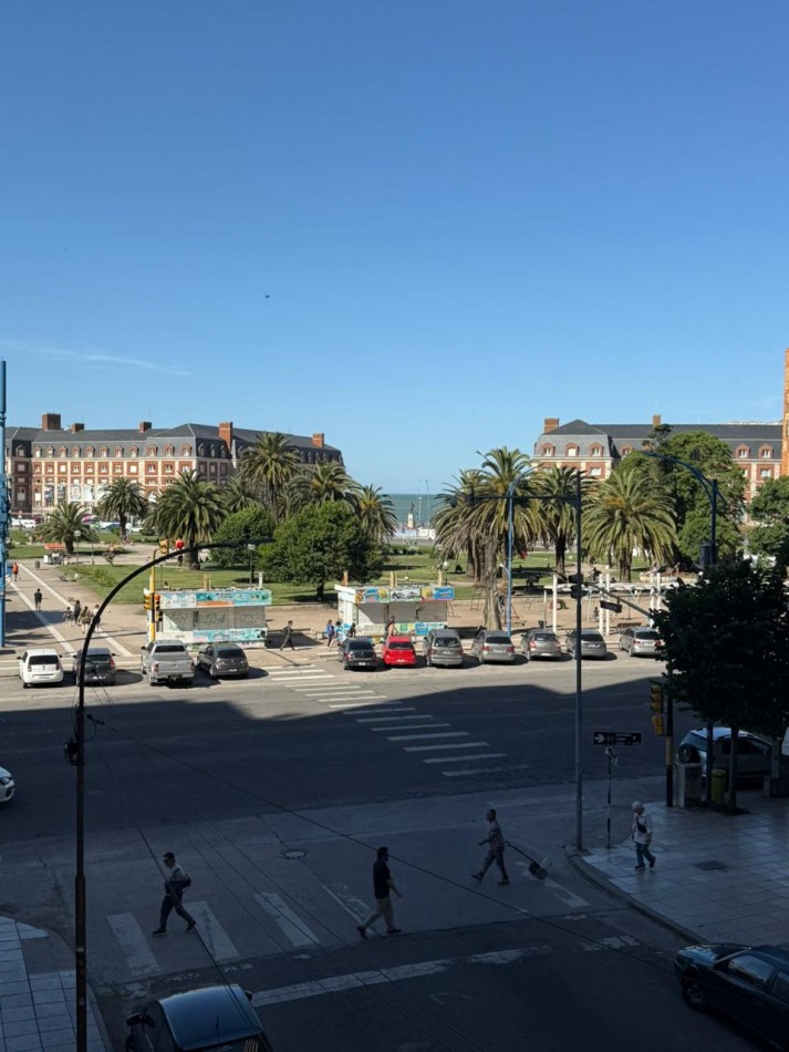 DEPARTAMENTO TRE AMBIENTES A LA CALLE CON BALCON TERRAZA CON VISTA LATERALA PLAZA COLON Y AL MAR.  RECICLADO Y AMOBLADO. OPCION COCHERA