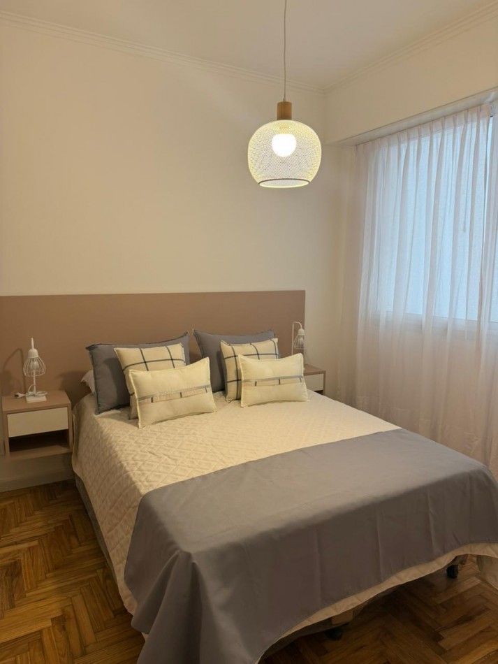 DEPARTAMENTO TRE AMBIENTES A LA CALLE CON BALCON TERRAZA CON VISTA LATERALA PLAZA COLON Y AL MAR.  RECICLADO Y AMOBLADO. OPCION COCHERA