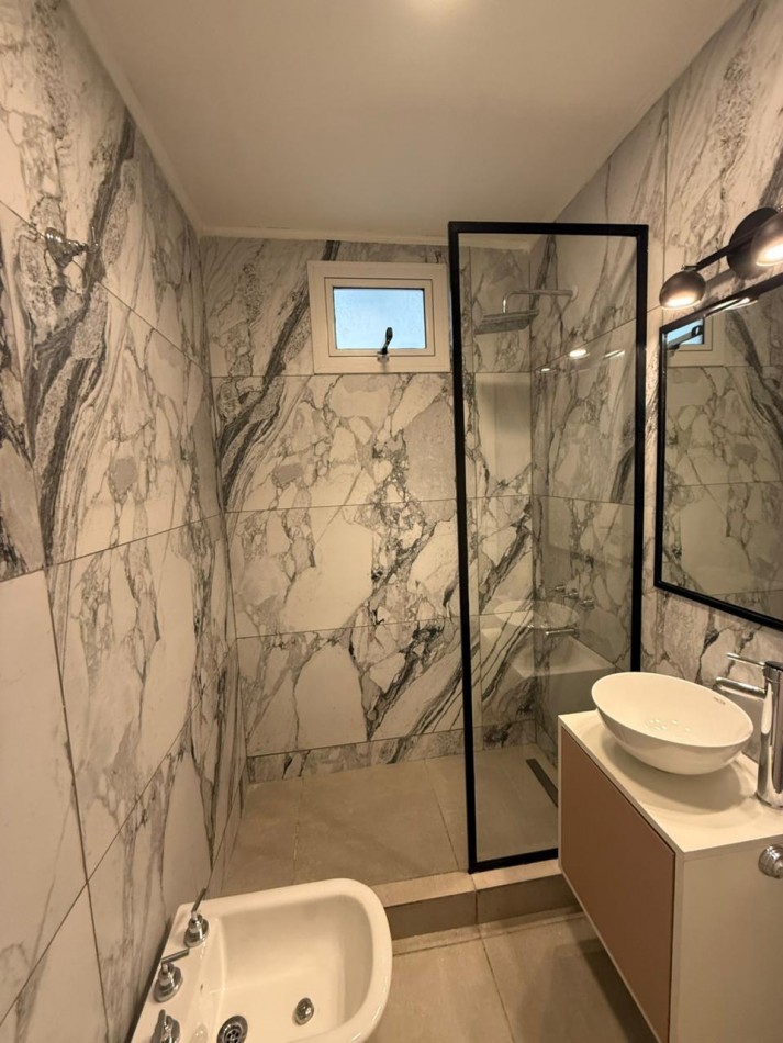 DEPARTAMENTO TRE AMBIENTES A LA CALLE CON BALCON TERRAZA CON VISTA LATERALA PLAZA COLON Y AL MAR.  RECICLADO Y AMOBLADO. OPCION COCHERA