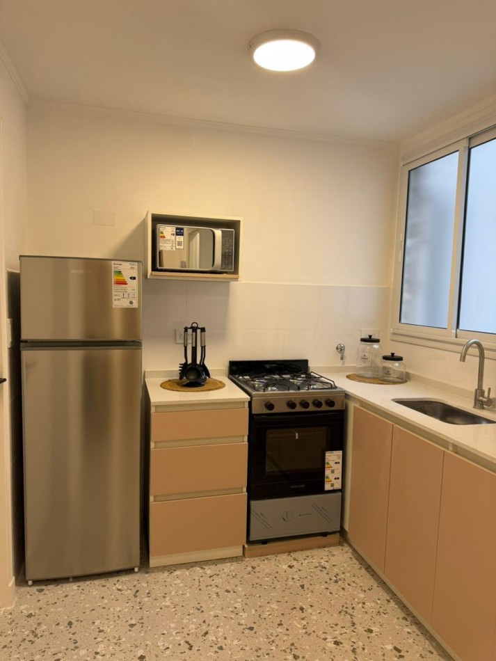 DEPARTAMENTO TRE AMBIENTES A LA CALLE CON BALCON TERRAZA CON VISTA LATERALA PLAZA COLON Y AL MAR.  RECICLADO Y AMOBLADO. OPCION COCHERA