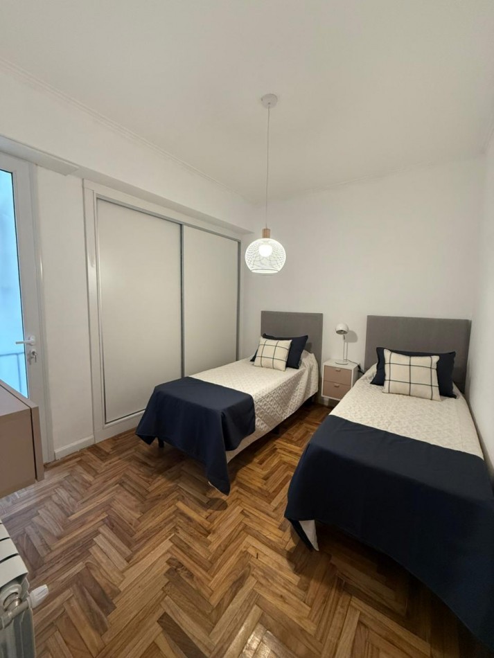 DEPARTAMENTO TRE AMBIENTES A LA CALLE CON BALCON TERRAZA CON VISTA LATERALA PLAZA COLON Y AL MAR.  RECICLADO Y AMOBLADO. OPCION COCHERA