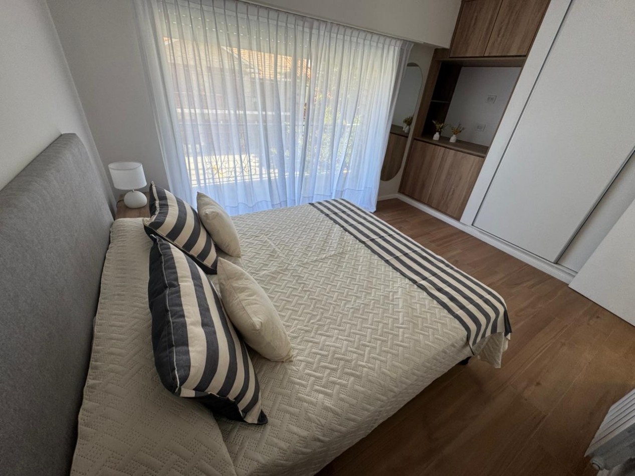 Chalet en p.h. de 4 ambientes con garage. Reciclado y amoblado. Zona: Aldrey