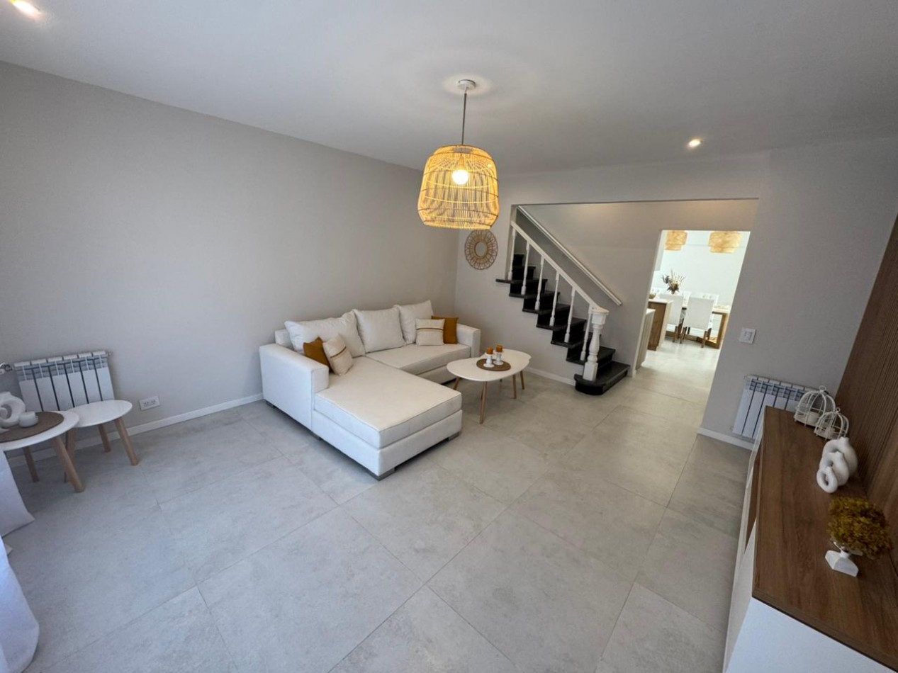 Chalet en p.h. de 4 ambientes con garage. Reciclado y amoblado. Zona: Aldrey