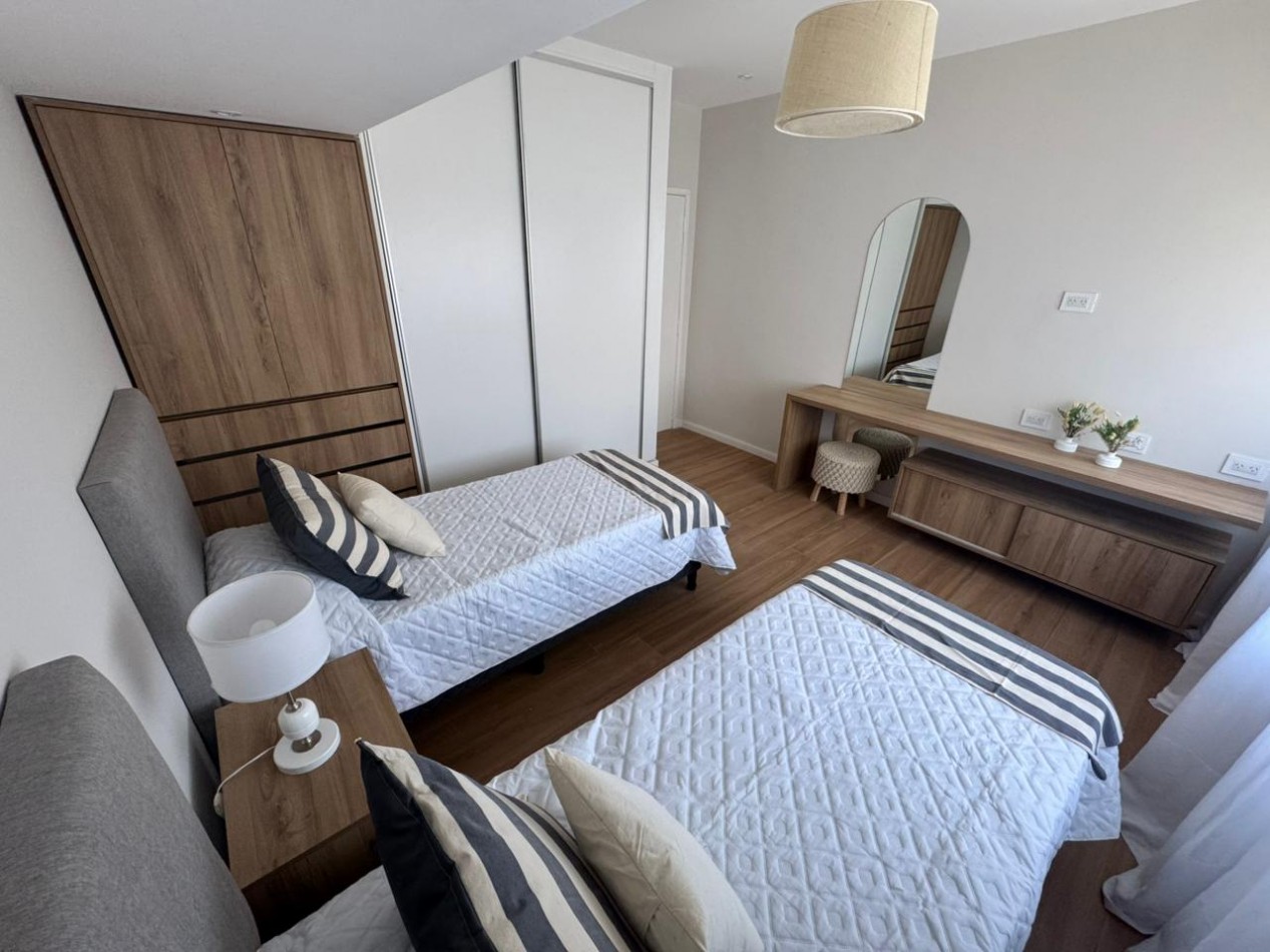 Chalet en p.h. de 4 ambientes con garage. Reciclado y amoblado. Zona: Aldrey