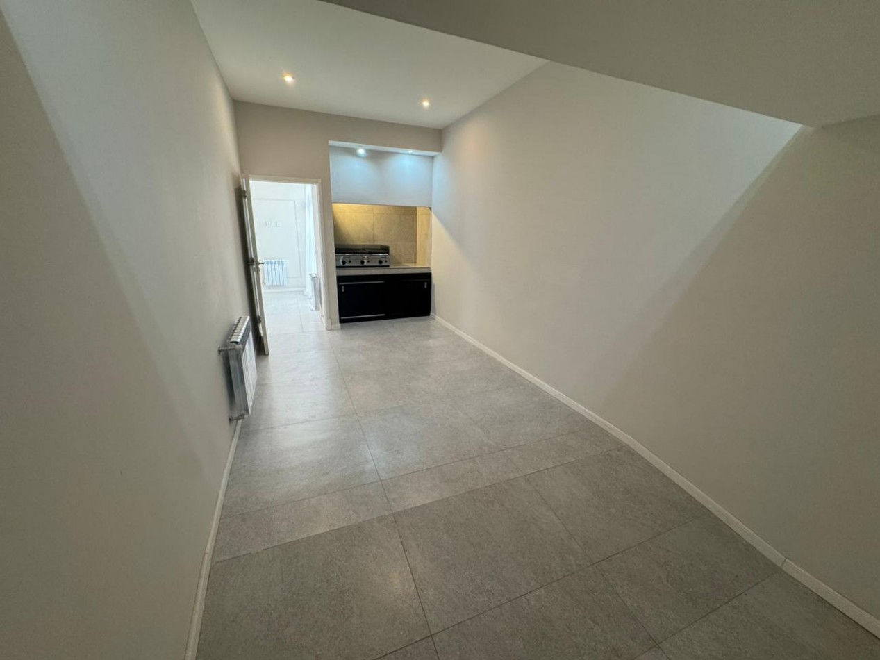 Chalet en p.h. de 4 ambientes con garage. Reciclado y amoblado. Zona: Aldrey