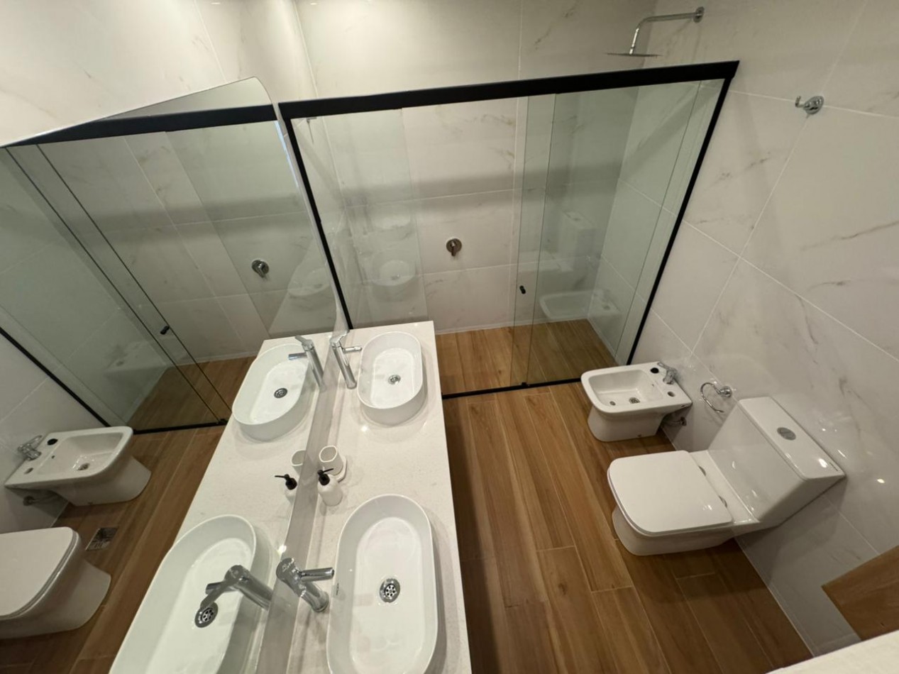 Chalet en p.h. de 4 ambientes con garage. Reciclado y amoblado. Zona: Aldrey