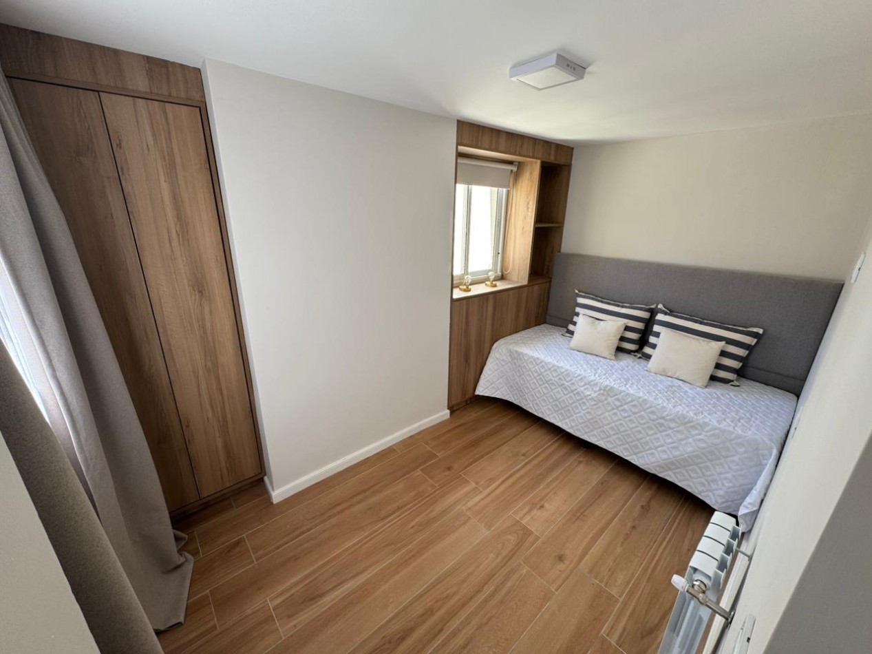 Chalet en p.h. de 4 ambientes con garage. Reciclado y amoblado. Zona: Aldrey