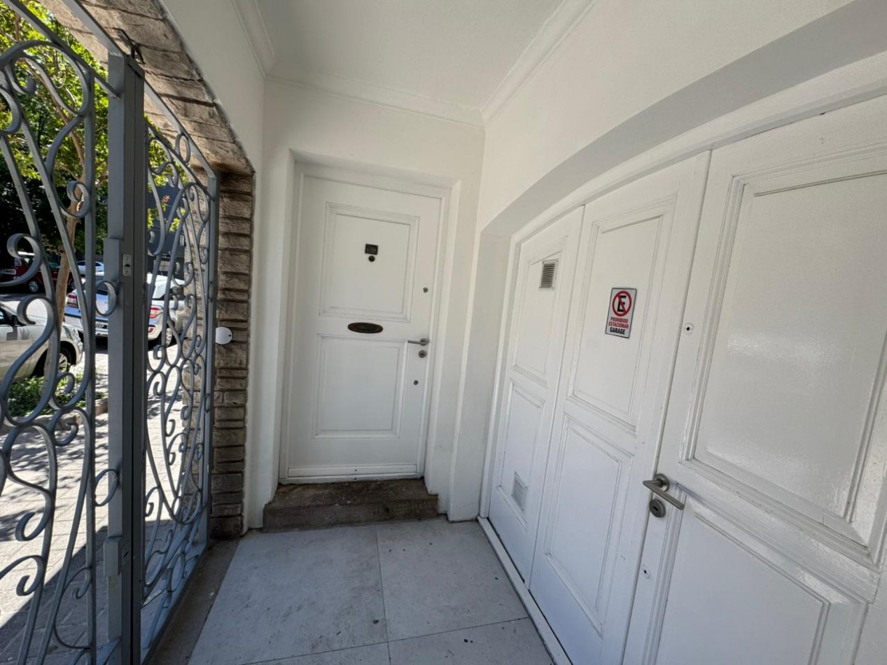 Chalet en p.h. de 4 ambientes con garage. Reciclado y amoblado. Zona: Aldrey