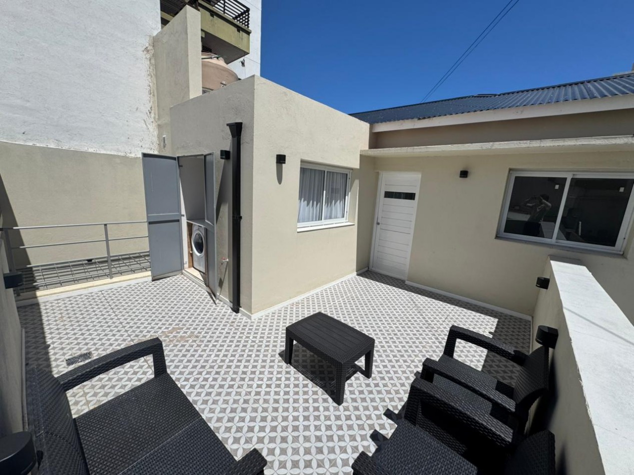 Chalet en p.h. de 4 ambientes con garage. Reciclado y amoblado. Zona: Aldrey