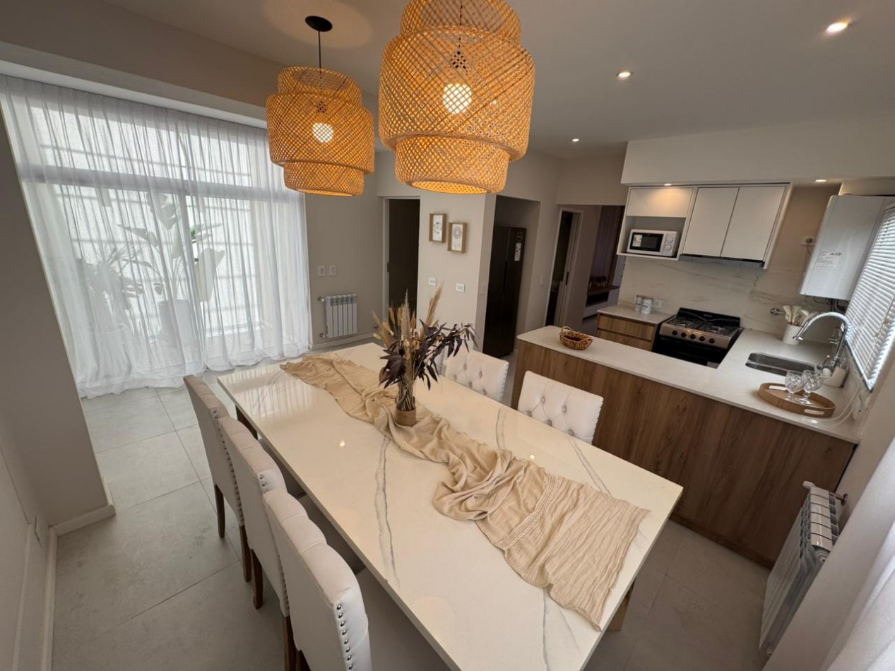 Chalet en p.h. de 4 ambientes con garage. Reciclado y amoblado. Zona: Aldrey