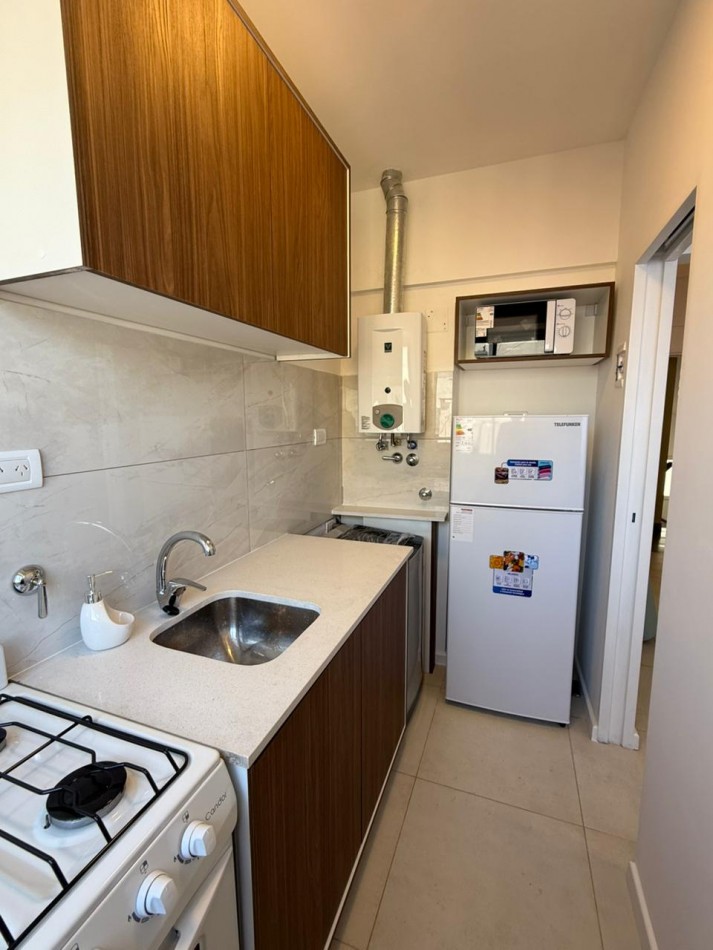 Departamento de un ambiente a la calle. Reciclado y amoblado. Zona Centro