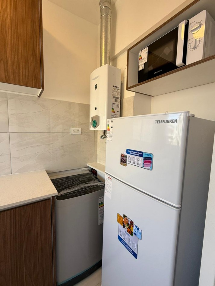 Departamento de un ambiente a la calle. Reciclado y amoblado. Zona Centro