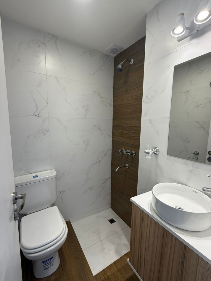 Departamento un ambiente a la calle con balcon saliente. reciclado y amooblado. Zona: centro