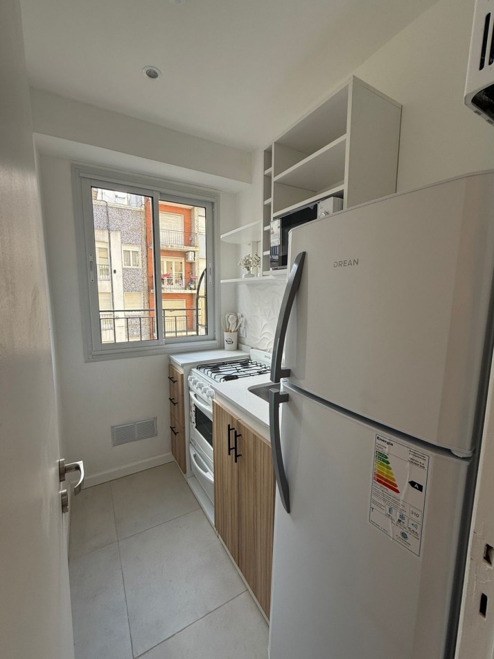 Departamento un ambiente a la calle con balcon saliente. reciclado y amooblado. Zona: centro