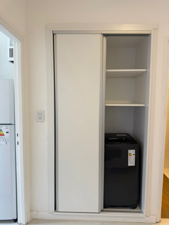 Departamento un ambiente a la calle con balcon saliente. reciclado y amooblado. Zona: centro