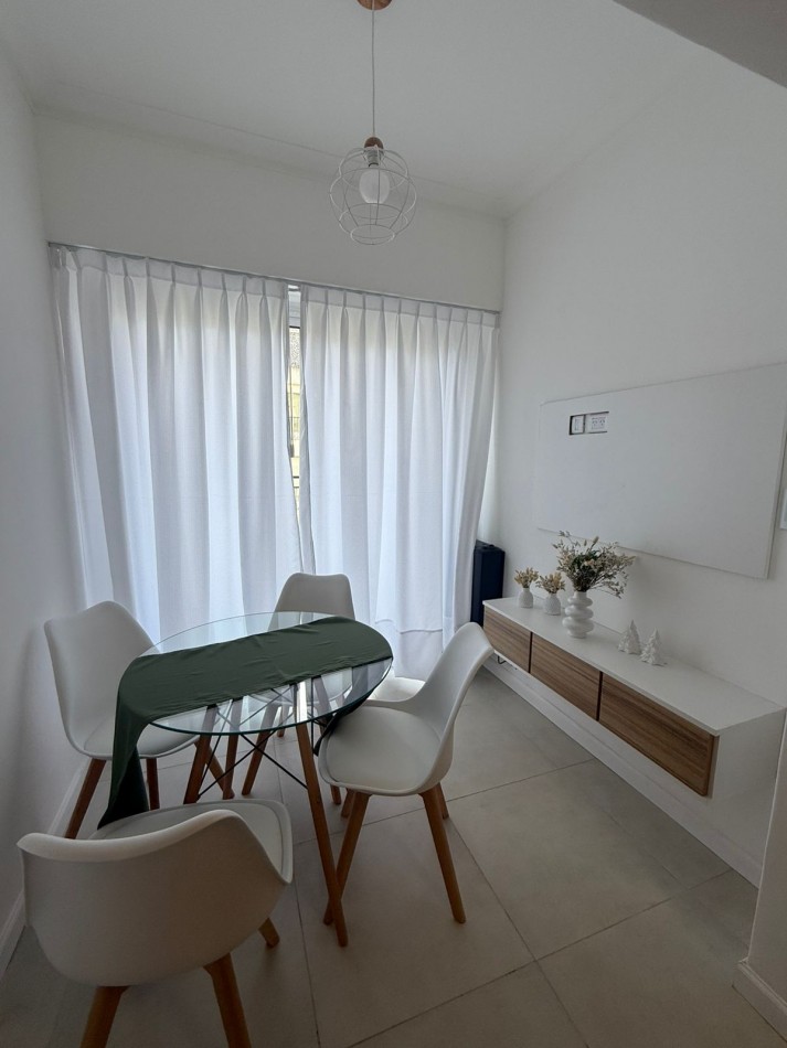 Departamento un ambiente a la calle con balcon saliente. reciclado y amooblado. Zona: centro