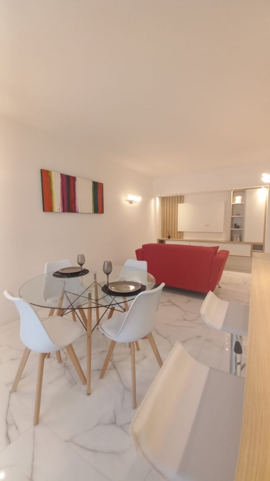 Departamento dos ambientes a la calle. Reciclado y amoblado. Centro