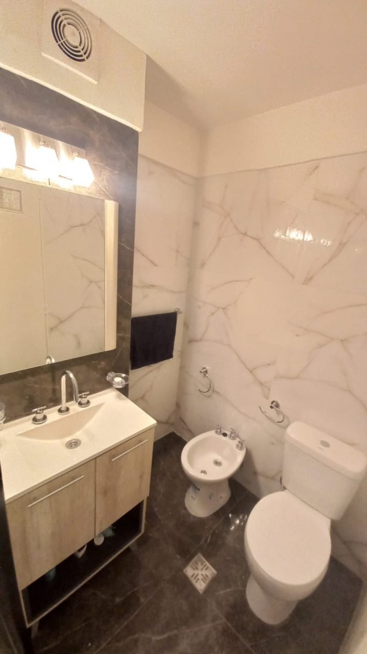 Departamento dos ambientes a la calle. Reciclado y amoblado. Centro