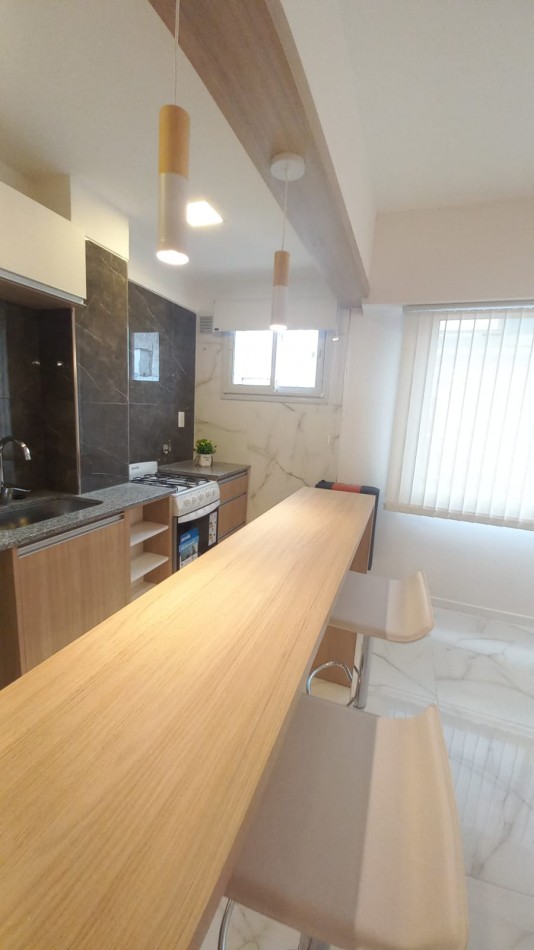 Departamento dos ambientes a la calle. Reciclado y amoblado. Centro