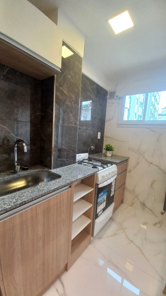 Departamento dos ambientes a la calle. Reciclado y amoblado. Centro