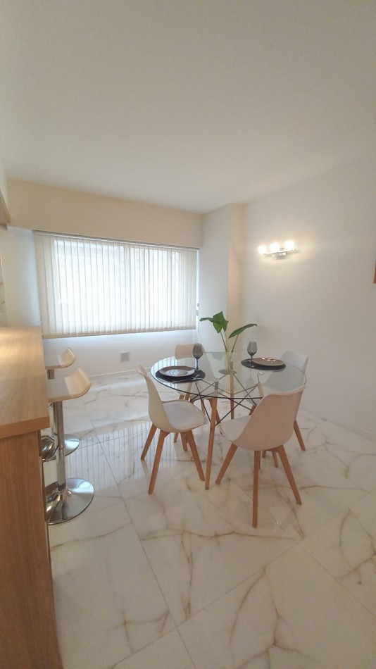 Departamento dos ambientes a la calle. Reciclado y amoblado. Centro