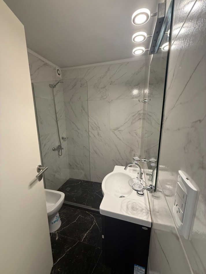 DEPARTAMENTO DOS AMBIENTES CON DEPENDENCIA A LA CALLE CON BALCON SALIENTE. RECICLADO Y ANMOBLADO. ZONA: CENTRO