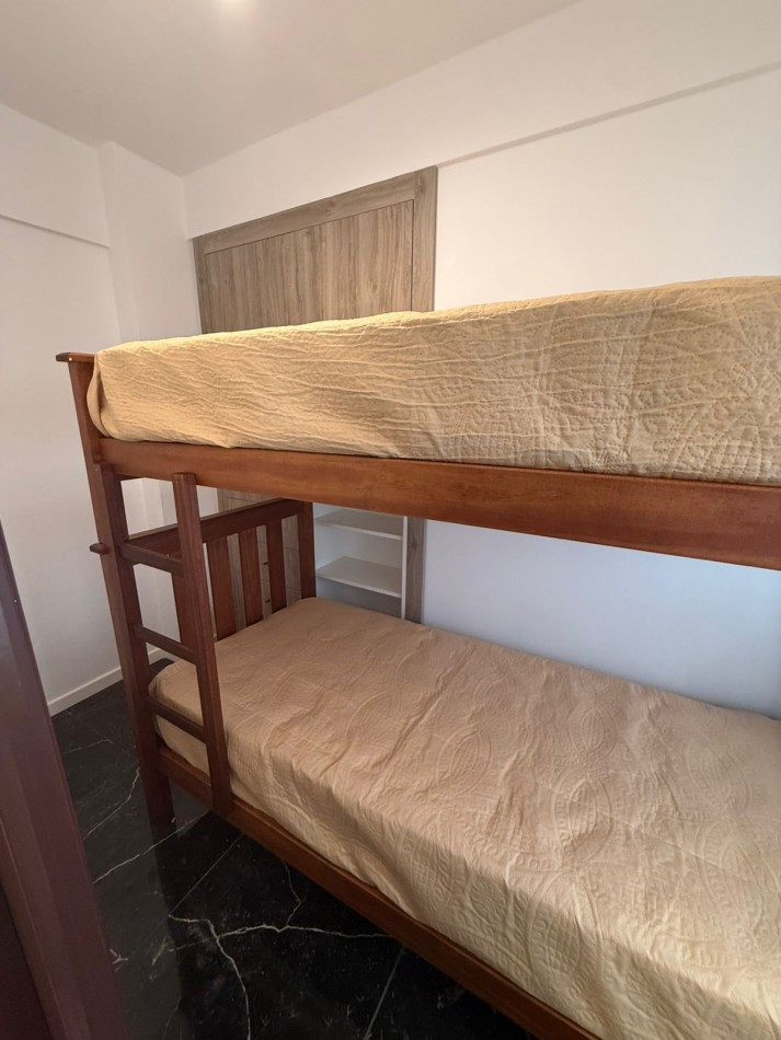 DEPARTAMENTO DOS AMBIENTES CON DEPENDENCIA A LA CALLE CON BALCON SALIENTE. RECICLADO Y ANMOBLADO. ZONA: CENTRO