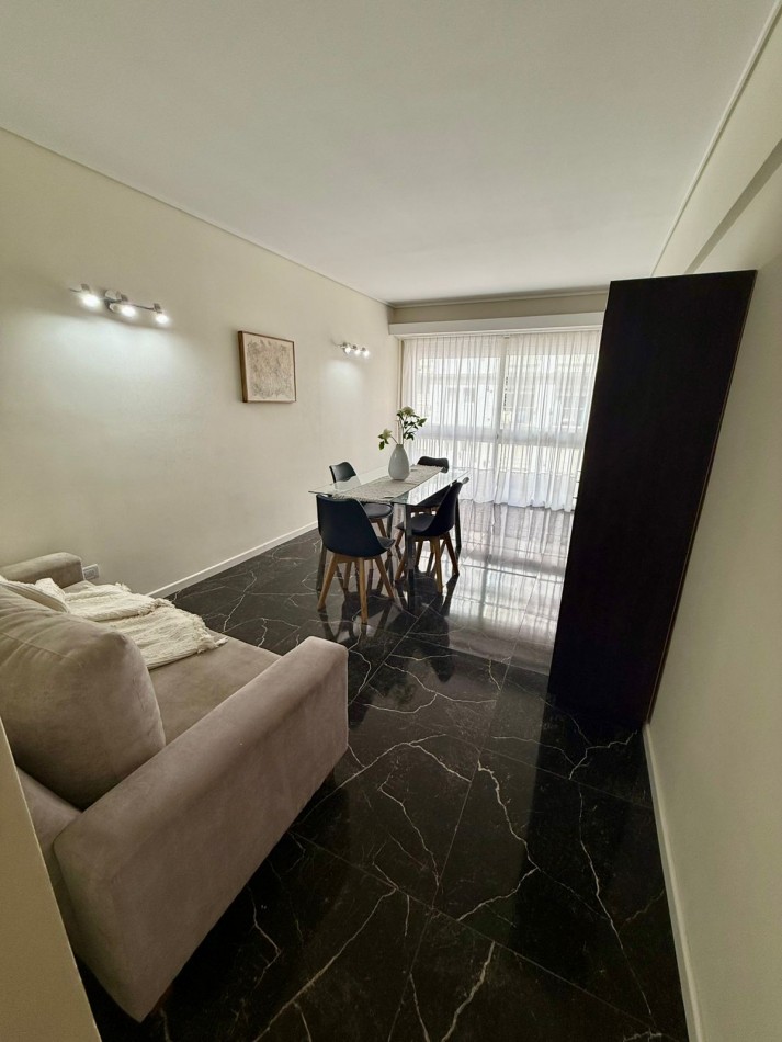 DEPARTAMENTO DOS AMBIENTES CON DEPENDENCIA A LA CALLE CON BALCON SALIENTE. RECICLADO Y ANMOBLADO. ZONA: CENTRO