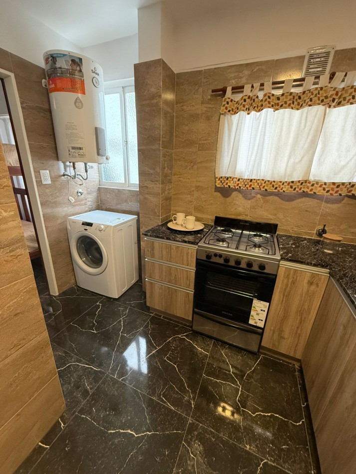 DEPARTAMENTO DOS AMBIENTES CON DEPENDENCIA A LA CALLE CON BALCON SALIENTE. RECICLADO Y ANMOBLADO. ZONA: CENTRO