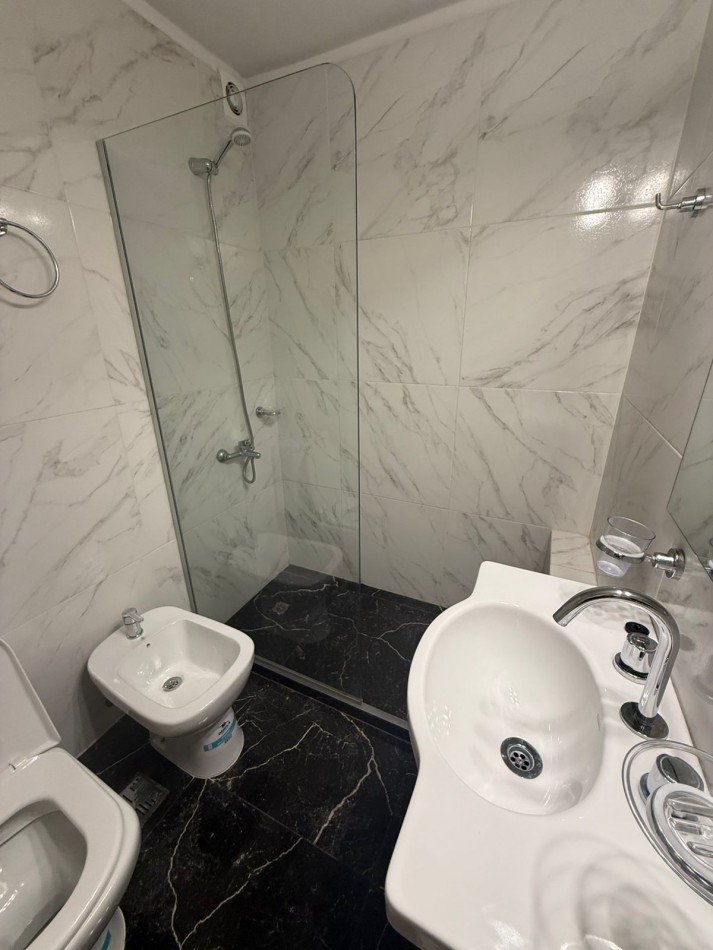 DEPARTAMENTO DOS AMBIENTES CON DEPENDENCIA A LA CALLE CON BALCON SALIENTE. RECICLADO Y ANMOBLADO. ZONA: CENTRO