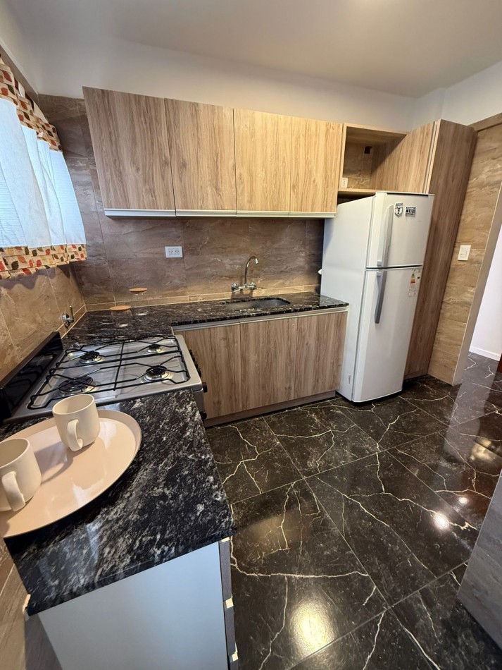 DEPARTAMENTO DOS AMBIENTES CON DEPENDENCIA A LA CALLE CON BALCON SALIENTE. RECICLADO Y ANMOBLADO. ZONA: CENTRO