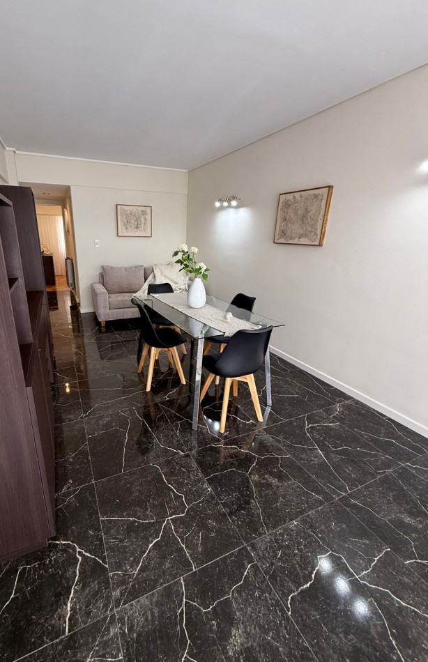 DEPARTAMENTO DOS AMBIENTES CON DEPENDENCIA A LA CALLE CON BALCON SALIENTE. RECICLADO Y ANMOBLADO. ZONA: CENTRO