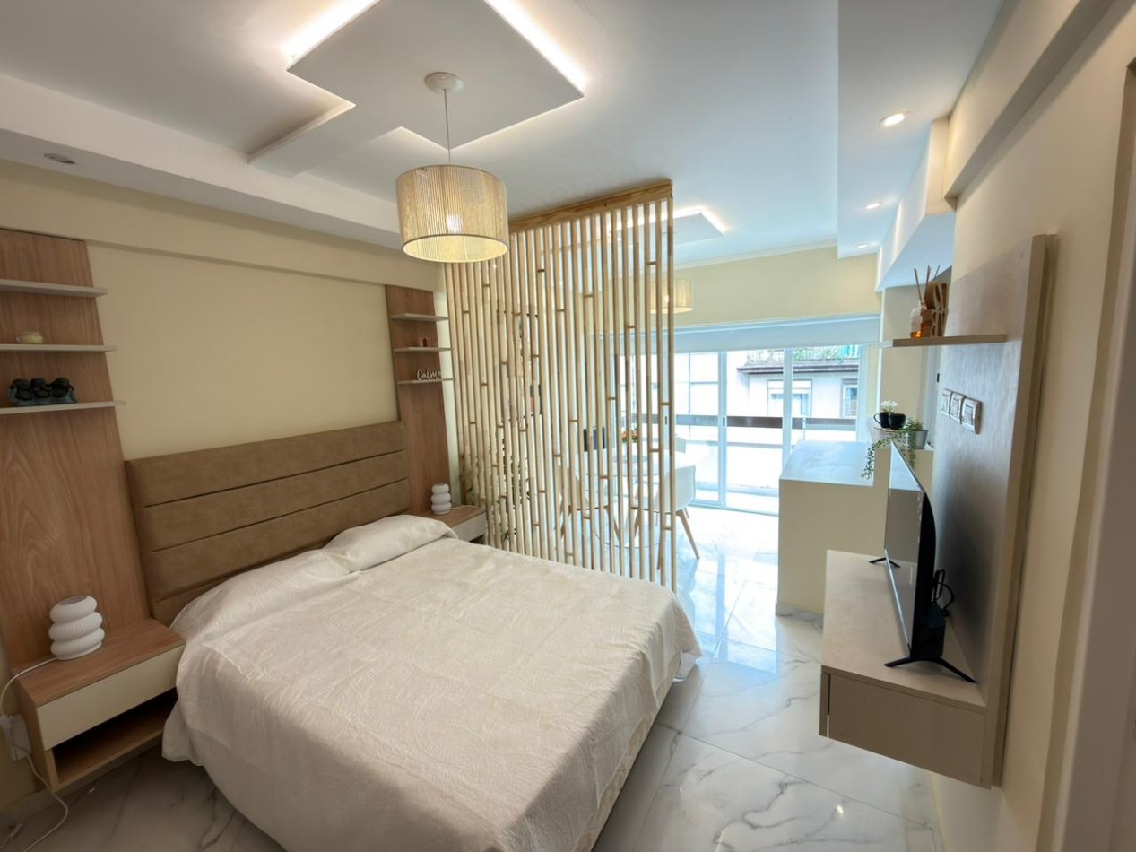 Departamento un ambiente a la calle con balcion saliente. Reciclado y amoblado.