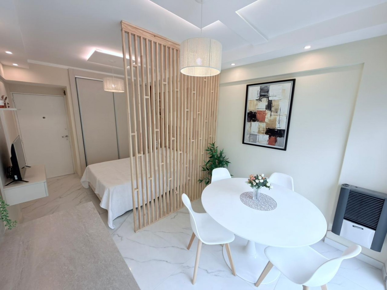 Departamento un ambiente a la calle con balcion saliente. Reciclado y amoblado.