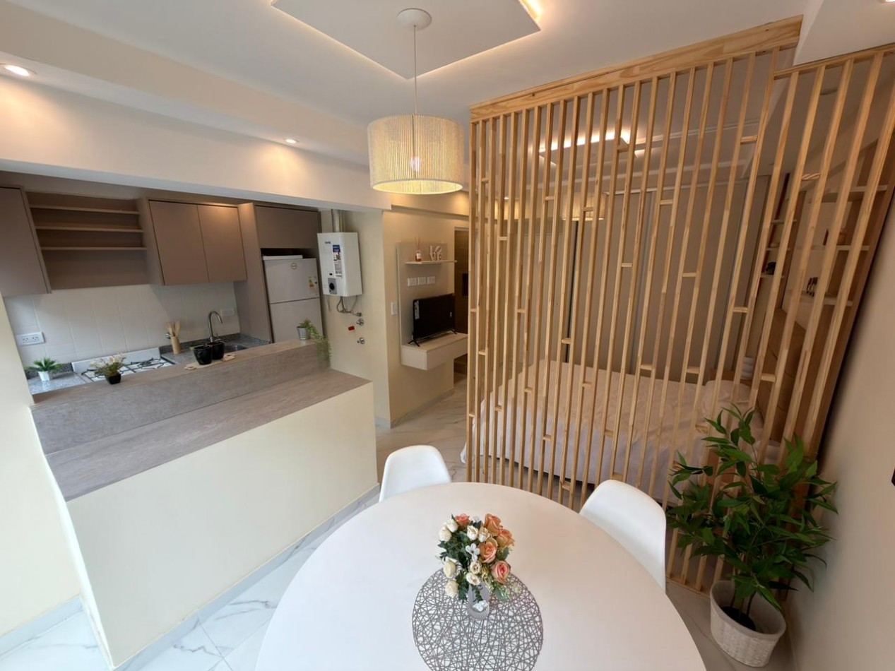 Departamento un ambiente a la calle con balcion saliente. Reciclado y amoblado.