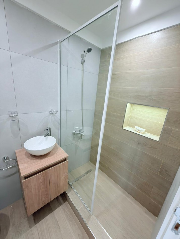 Departamento un ambiente a la calle con balcion saliente. Reciclado y amoblado.