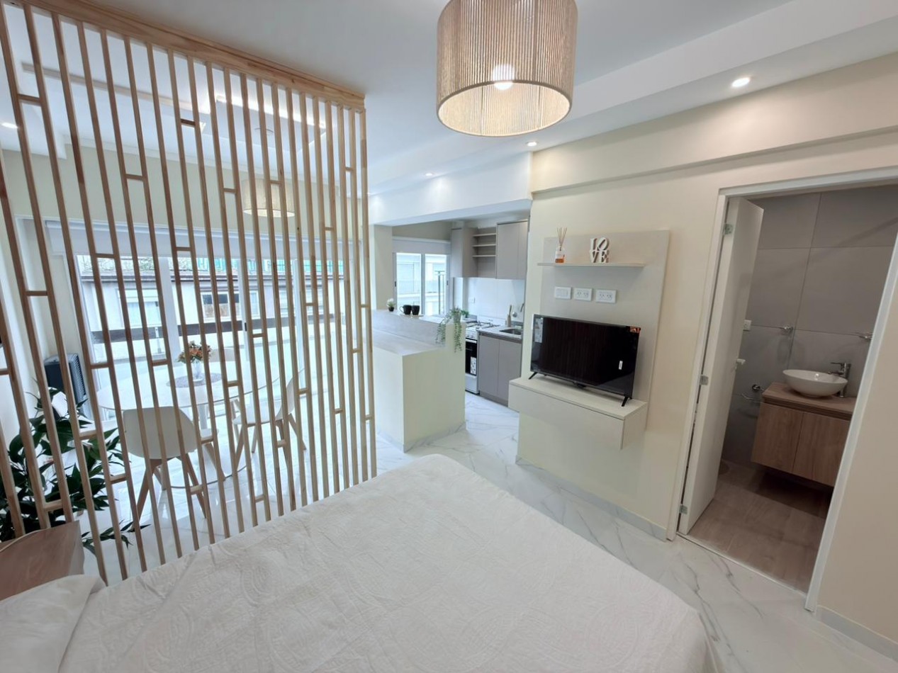 Departamento un ambiente a la calle con balcion saliente. Reciclado y amoblado.