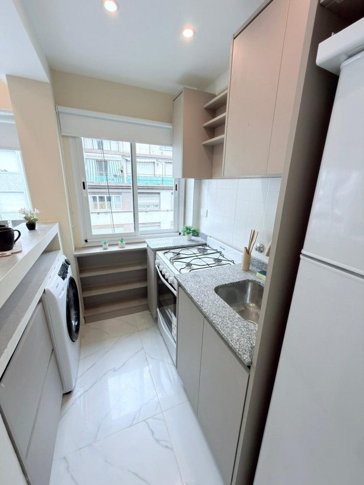 Departamento un ambiente a la calle con balcion saliente. Reciclado y amoblado.