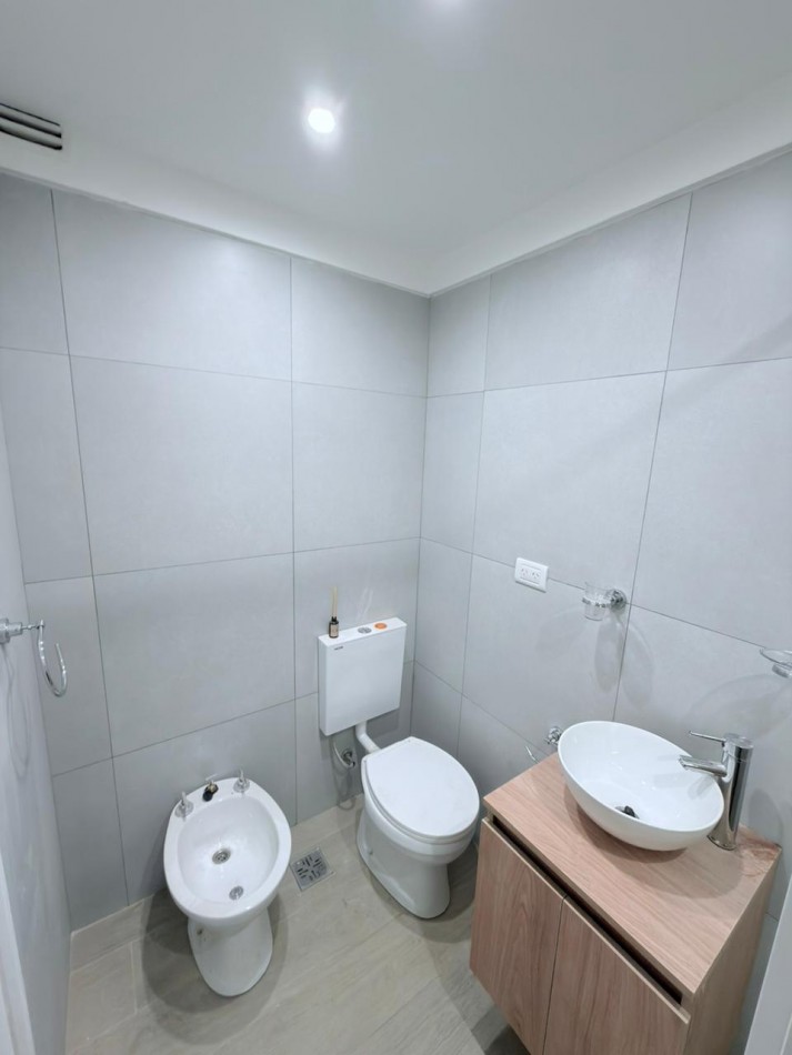 Departamento un ambiente a la calle con balcion saliente. Reciclado y amoblado.